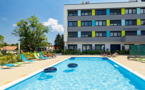 Juventus: Wasser, Pflanze, Himmel, Eigentum, Gebäude, Fenster, Schwimmbad, Wolke, Azurblau, Baum