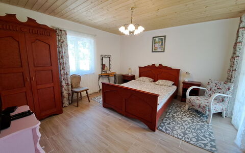 Balatoni Farmhaz: Möbel, Gebäude, Tabelle, Eigentum, Fenster, Komfort, Stuhl, Holz, Cabinetry, Bilderrahmen