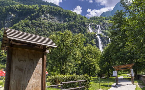Chiavenna 100: Bergforms, Natur, Berg, Vegetation, Natürliche Landschaft, Landschaft, Hochland, Bergstation, Hügel
