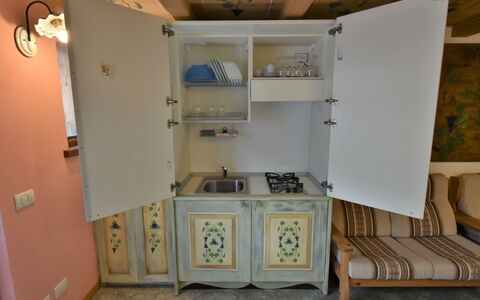 Chiavenna 100: Gebäude, Holz, Interior Design, Haus, Flooring, Fussboden, Wand, Grundeigentum, Stuhl, Regale