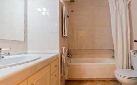 Torredembarra 109: Badewanne, Armatur, Zapfhahn, Badezimmerschrank, Dusche Stange, Duschkopf, Badezimmer, Dusche, Gebäude