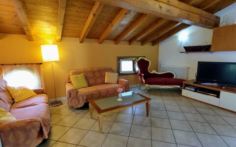Sorico Albonico 684: Eigentum, Couch, Möbel, Tabelle, Holz, Gebäude, Die Architektur, Interior Design, Wohnzimmer, Fussboden