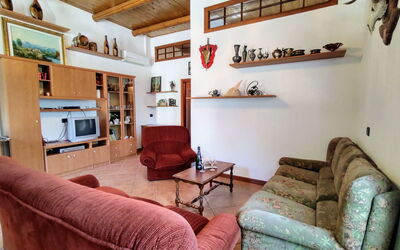 Il Castello 684.2: Möbel, Bilderrahmen, Eigentum, Couch, Regal, Holz, Interior Design, Beleuchtung, Fussboden, Wohnzimmer