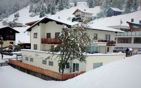 See 208: Schnee, Gebäude, Pflanze, Fenster, Steigung, Haus, Einfrieren, Baum, Wohngebiet, Landschaft