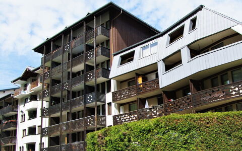 Chamonix 670: Himmel, Gebäude, Wolke, Fenster, Pflanze, Tower Block, Urban Design, Eigentumswohnung, Nachbarschaft, Geschäftshaus