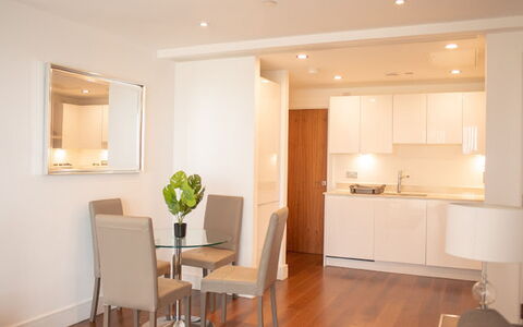 Lincoln Way: Möbel, Eigentum, Tabelle, Cabinetry, Gebäude, Zimmerpflanze, Stuhl, Spiegel, Holz, Interior Design