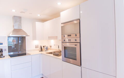 Lincoln Way: Küche, Küchengerät, Interior Design, Flooring, Countertop, Major Appliance, Holz, Decke, Cabinetry, Fussboden