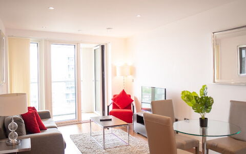 Lincoln Court: Couch, Möbel, Eigentum, Bilderrahmen, Tabelle, Pflanze, Komfort, Gebäude, Wohnzimmer, Interior Design