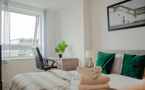 Lincoln Court: Eigentum, Komfort, Grün, Gebäude, Holz, Azurblau, Interior Design, Textil, Bilderrahmen, Fenster
