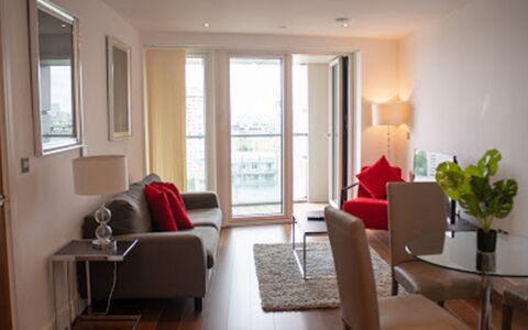 Lincoln Court: Möbel, Tabelle, Gebäude, Couch, Komfort, Zimmerpflanze, Pflanze, Holz, Interior Design, Stuhl
