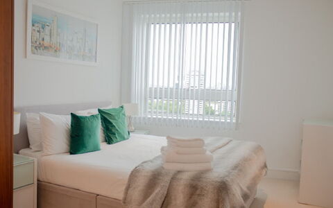 Lincoln Court: Eigentum, Möbel, Fenster, Rollo, Komfort, Holz, Schatten, Interior Design, Textil, Kissen