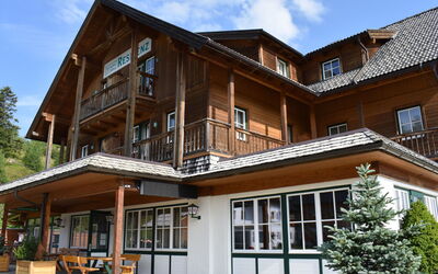 Turracher Höhe 121: Himmel, Gebäude, Wolke, Eigentum, Fenster, Pflanze, Haus, Holz, Urban Design, Eigentumswohnung