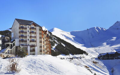 Le Royal Peyragudes 600.1: Himmel, Gebäude, Schnee, Berg, Steigung, Fenster, Bergforms, Pflanze, Haus, Glazialmorphologie