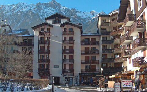 Chamonix 680: Himmel, Daytime, Gebäude, Eigentum, Fenster, Schnee, Urban Design, Berg, Wohngebiet, Nachbarschaft