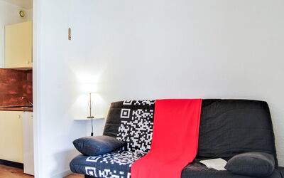 La Forclaz 680.6: Möbel, Zimmer, Rot, Eigentum, Couch, Wohnzimmer, Interior Design, Schlafsofa, Komfort, Futon