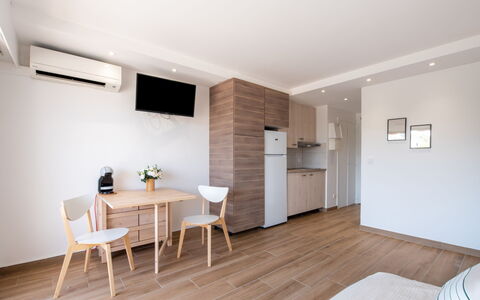 Les Pradels: Eigentum, Möbel, Gebäude, Holz, Schatten, Flooring, Fussboden, Wohnzimmer, Holzbeize