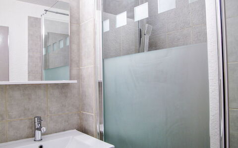 Gentiane: Badezimmer, Fliese, Eigentum, Zimmer, Wand, Zapfhahn, Interior Design, Die Architektur, Fussboden, Bad Zubehör