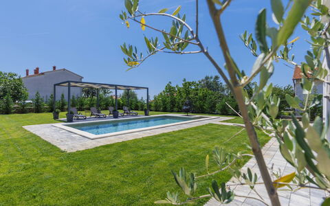 Villa Essea: Pflanze, Himmel, Schwimmbad, Gebäude, Schatten, Gras, Freizeit, Baum, Eigentumswohnung, Urban Design