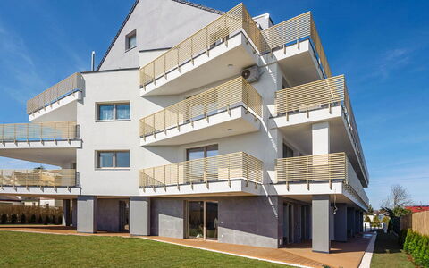 Gea Eco: Wolke, Himmel, Wasser, Berg, Gebäude, Hochland, Baum, Gewässer, Fenster, See