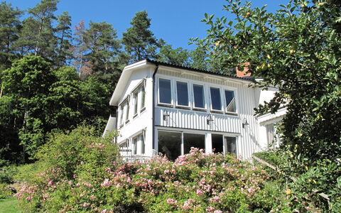Stegeborg Sjöstugan: Himmel, Gebäude, Pflanze, Fenster, Baum, Haus, Fassade, Strauch, Hütte, Natürliche Landschaft
