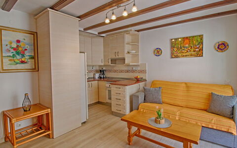 Damara V: Möbel, Tabelle, Eigentum, Bilderrahmen, Holz, Interior Design, Beleuchtung, Couch, Fussboden, Flooring