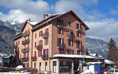 L'Univers: Wolke, Himmel, Gebäude, Berg, Schnee, Eigentum, Fenster, Haus, Wohngebiet, Nachbarschaft