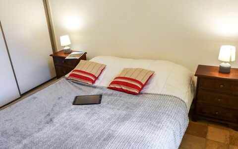 L'Univers: Möbel, Eigentum, Komfort, Holz, Textil, Beleuchtung, Lampe, Interior Design, Schatten, Bettrahmen