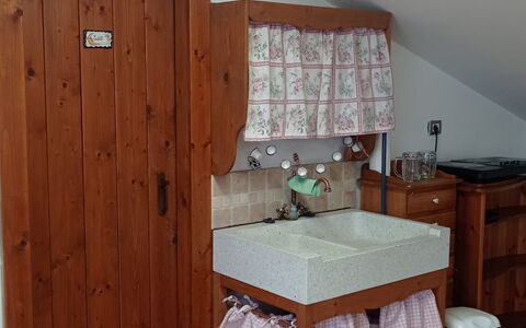 L'attico Di Castelfidardo: Eigentum, Cabinetry, Holz, Gebäude, Interior Design, Fussboden, Holzbeize, Haus, Tabelle, Wand