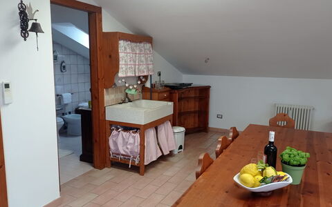 L'attico Di Castelfidardo: Tabelle, Cabinetry, Möbel, Gebäude, Essen, Geschirr, Schublade, Holz, Kommode, Interior Design