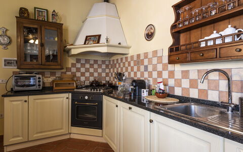 Villa Cevoli: Countertop, Cabinetry, Eigentum, Spüle, Sinken, Herd, Küchengerät, Küche, Zapfhahn, Holz