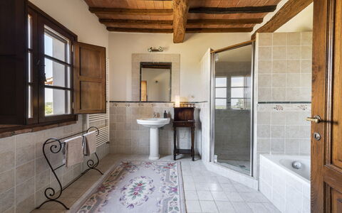Villa Cevoli: Fenster, Gebäude, Tür, Armatur, Holz, Badezimmer, Interior Design, Flooring, Fussboden