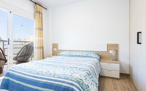 Orion: Möbel, Gebäude, Eigentum, Komfort, Azurblau, Holz, Bettrahmen, Fenster, Interior Design, Haus