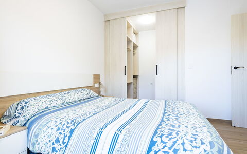 Orion: Möbel, Gebäude, Eigentum, Komfort, Azurblau, Tür, Bettrahmen, Textil, Haus
