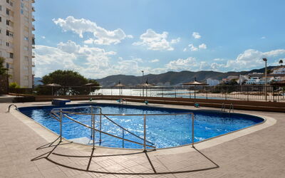 Cullera 60: Wasser, Wolke, Himmel, Eigentum, Gebäude, Azurblau, Schwimmbad, Urban Design, Freizeit, Baum