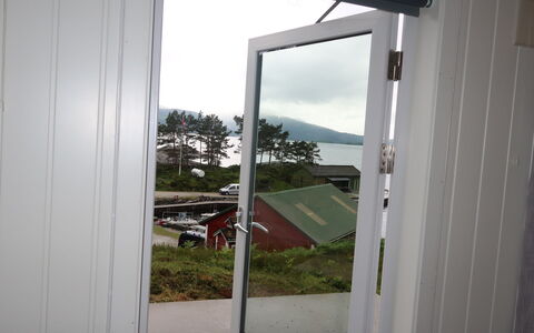 Sognesjö: Eigentum, Pflanze, Himmel, Tür, Schatten, Gebäude, Holz, Fenster, Fahrzeugtür