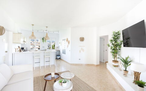 Puerto Banus Opq: Pflanze, Möbel, Tabelle, Zimmerpflanze, Couch, Holz, Blumentopf, Wohnzimmer, Interior Design, Flooring
