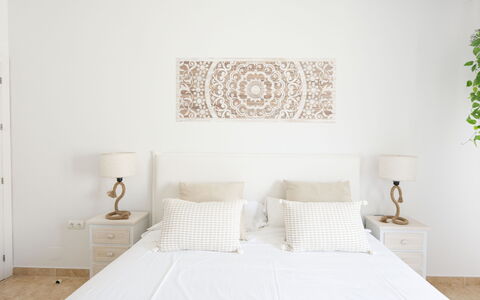 Puerto Banus Opq: Eigentum, Möbel, Gebäude, Holz, Textil, Komfort, Interior Design, Rechteck, Fussboden, Schatten