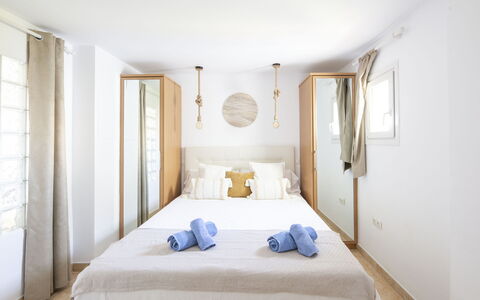 Puerto Banus Opq: Gebäude, Eigentum, Möbel, Azurblau, Cabinetry, Komfort, Textil, Tabelle, Holz, Bett