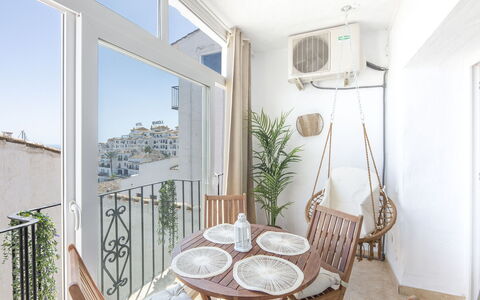 Puerto Banus Opq: Eigentum, Möbel, Pflanze, Tabelle, Fenster, Gebäude, Holz, Stuhl, Interior Design, Schatten