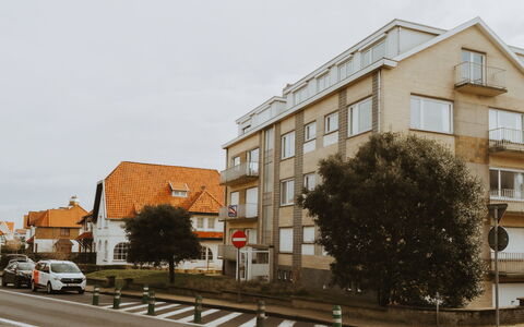Residence du Parc with Seaview: Wasser, Himmel, Wolke, Wasservorräte, Berg, Azurblau, Blau, Küsten Und Ozeanische Forms, Turm