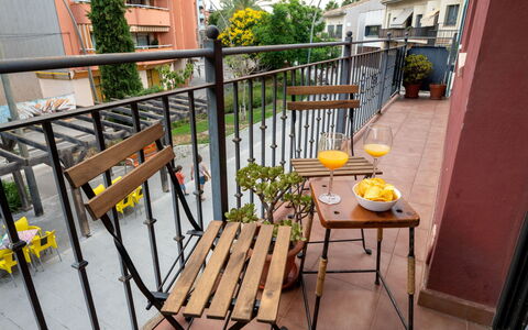Ancora: Pflanze, Tabelle, Gebäude, Möbel, Fenster, Blumentopf, Stuhl, Holz, Baum, Gartenmöbel