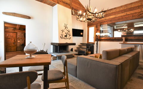 Baita Barin: Bilderrahmen, Tabelle, Möbel, Eigentum, Couch, Stuhl, Holz, Beleuchtung, Interior Design, Die Architektur