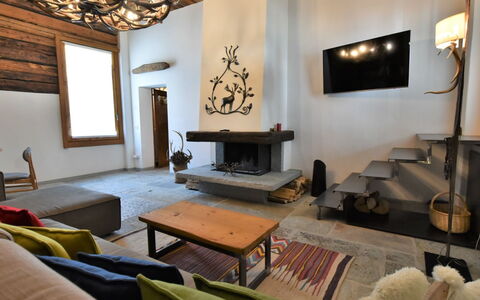 Baita Barin: Bilderrahmen, Tabelle, Eigentum, Möbel, Couch, Komfort, Holz, Interior Design, Beleuchtung, Flooring