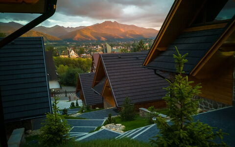 Zakopane 460: Wolke, Gebäude, Pflanze, Himmel, Eigentum, Blatt, Berg, Haus, Holz, Schatten