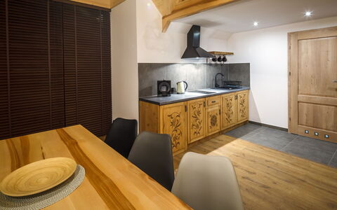 Zakopane 460: Möbel, Cabinetry, Tabelle, Holz, Stuhl, Küche, Countertop, Flooring, Fussboden, Holzbeize