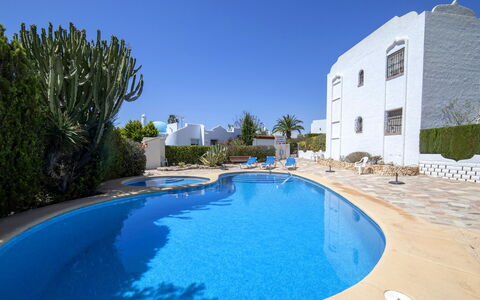Calpe Calp 1100: Wasser, Himmel, Gebäude, Pflanze, Eigentum, Blau, Fenster, Azurblau, Schwimmbad, Baum