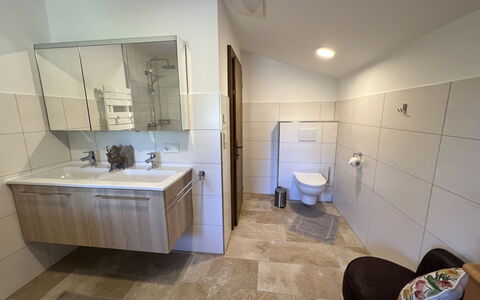 Haus Sigfried: Spiegel, Zapfhahn, Sinken, Gebäude, Armatur, Bad Sink, Badezimmer, Badewanne, Haus, Interior Design