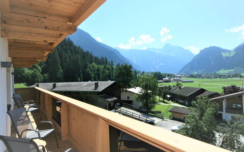 Mayrhofen 350: Himmel, Eigentum, Gebäude, Wolke, Berg, Holz, Baum, Schatten, Pflanze, Dach