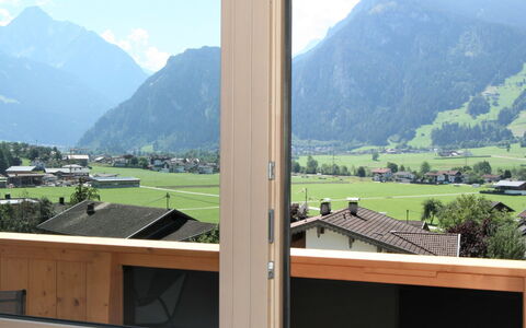 Mayrhofen 350: Himmel, Wolke, Daytime, Fenster, Eigentum, Gebäude, Berg, Ökoregion, Pflanze, Schatten