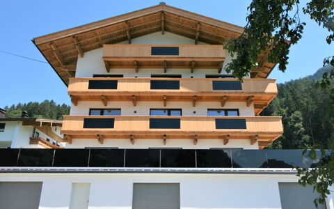 Mayrhofen 350: Himmel, Gebäude, Eigentum, Fenster, Baum, Schatten, Holz, Urban Design, Eigentumswohnung, Haus